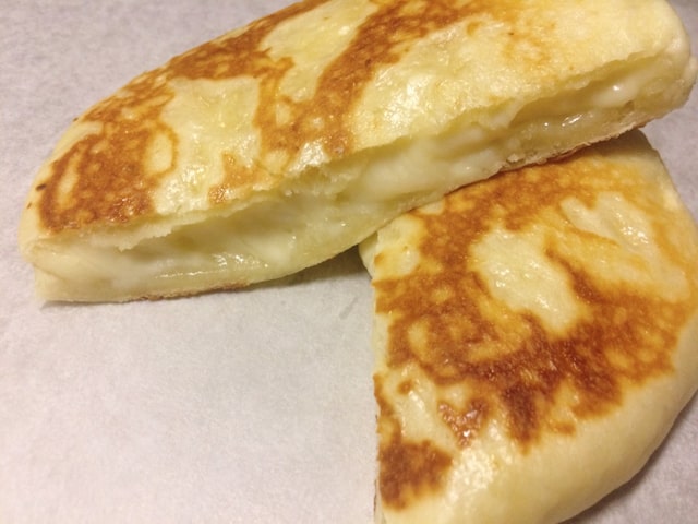 フライパンで作ったチーズナン